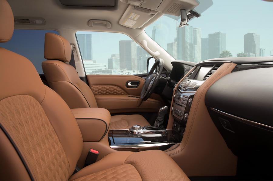 Интерьер Infiniti QX80 5.6 2018 года  (фото 26 из 117)